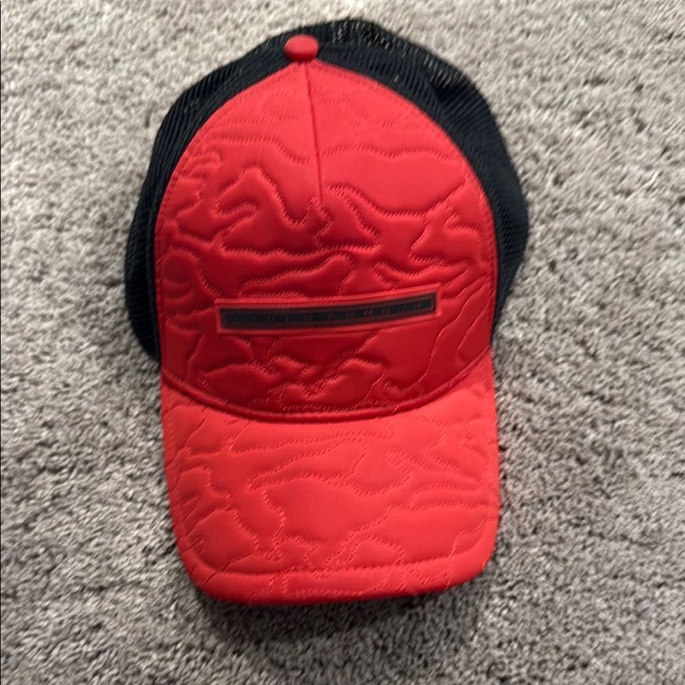 Under Armour red and black hat- adjustable back! Good condition !